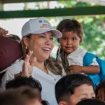 La Secretaria Adriana Trujillo reunida con niños indigenas beneficiados