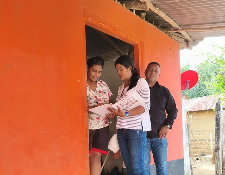 Docente realizando matricula en casa de posibles estudiantes