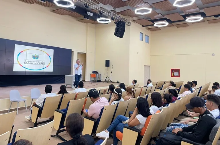 Estudiantes sentados en el auritorio del Multicampus Universitario