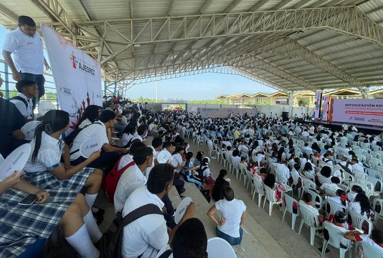 Estudiantes reunidos en un auditorio en el lanzamiento del programa Movilización Social por la Calidad Educativa 2016
